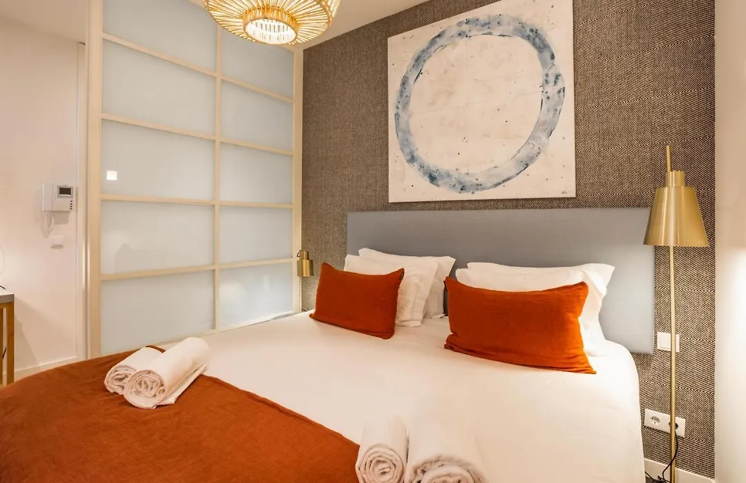 Chic Tailor Made Flat In Chiado-1